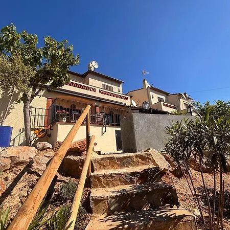Maison D'angle Accueillante Avec Piscine Privee A *